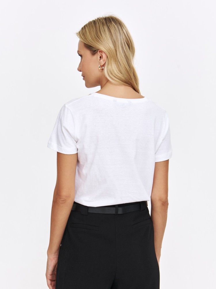 Biały t-shirt damski z ozdobną lamówką przy dekolcie