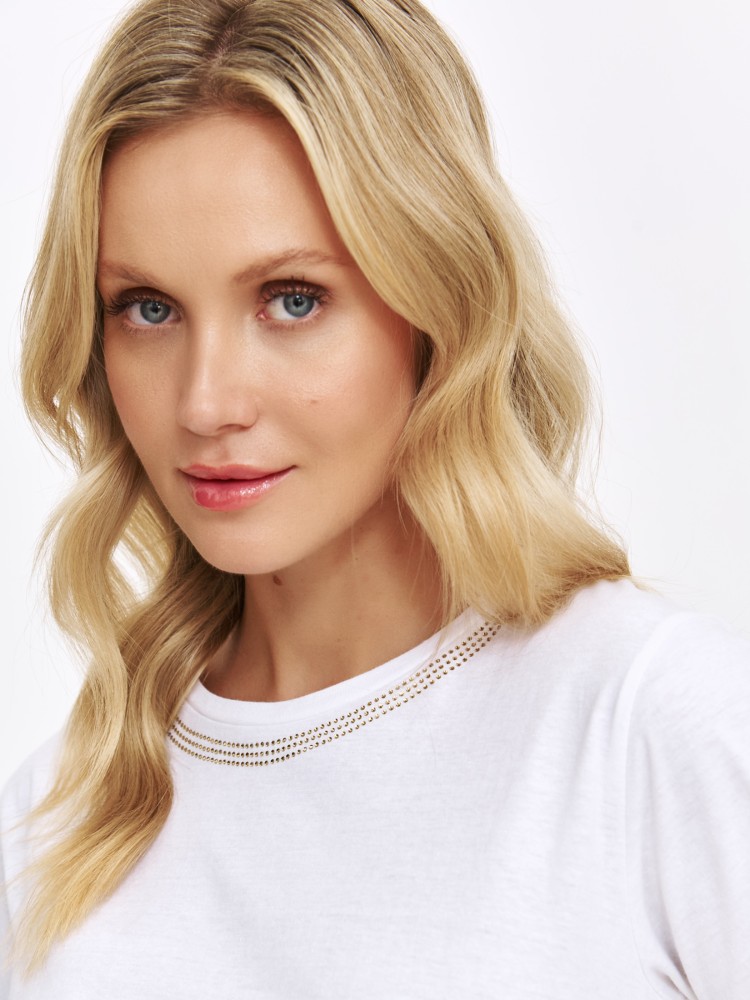 Biały t-shirt damski z ozdobną lamówką przy dekolcie