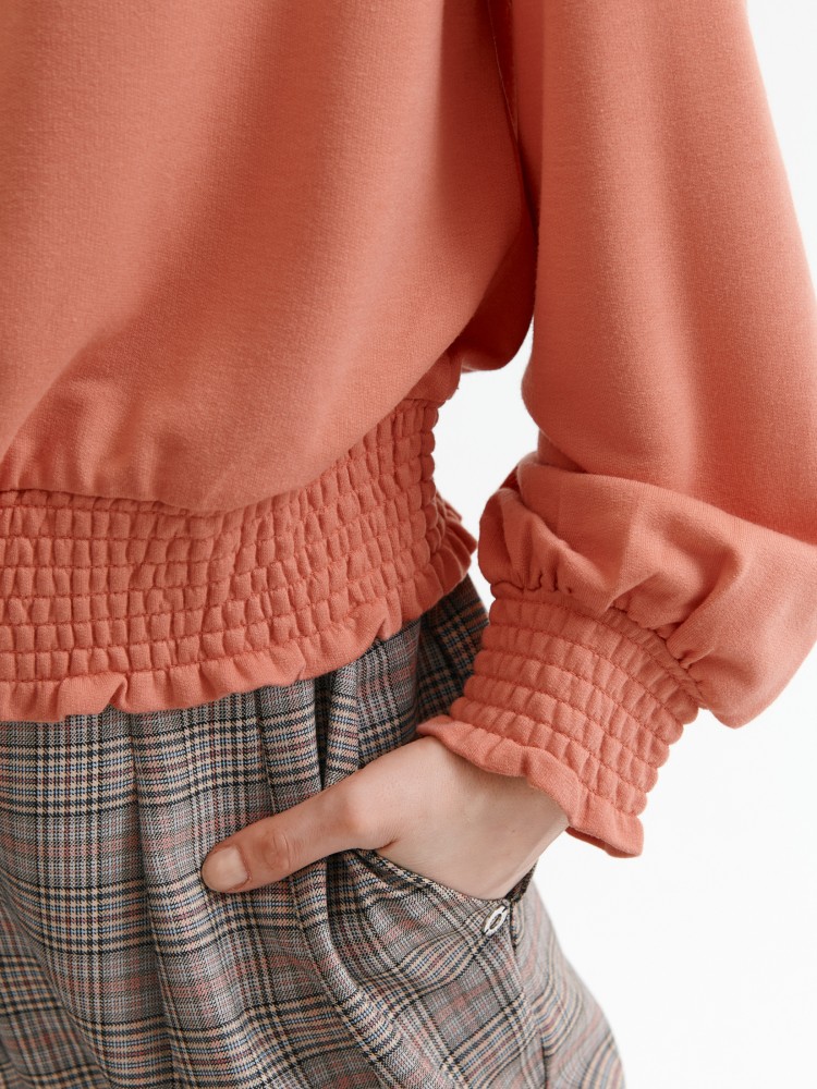 Krótka bluza zakończona szerokim ściągaczem