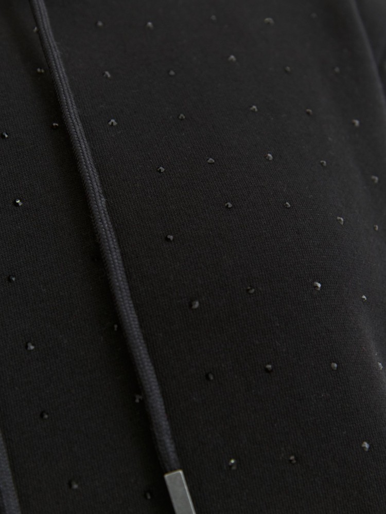 Bluza z kapturem ozdobiona kryształkami Bluza z kapturem ozdobiona kryształkami