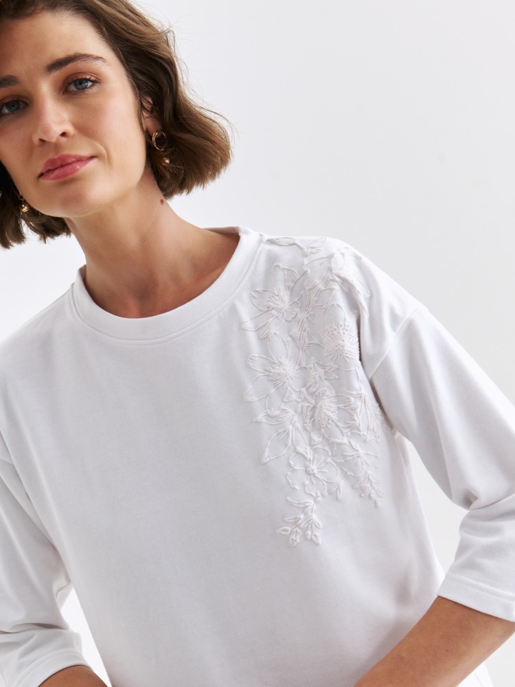 Biała bluza z rękawem 3/4