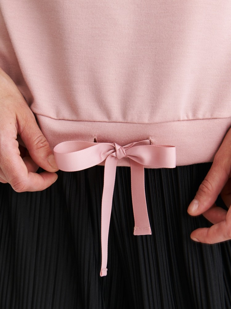 Różowa bluza z wiązaniem i krótkim rękawem