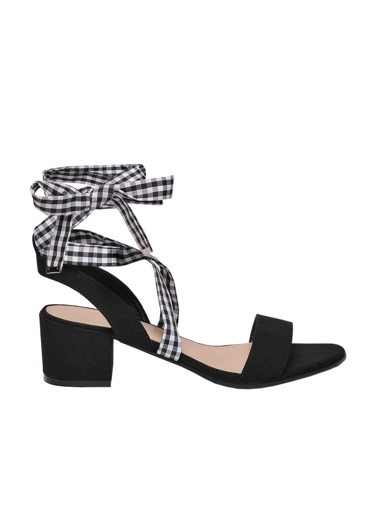 Buty na słupku z wiązaniem wokół kostki