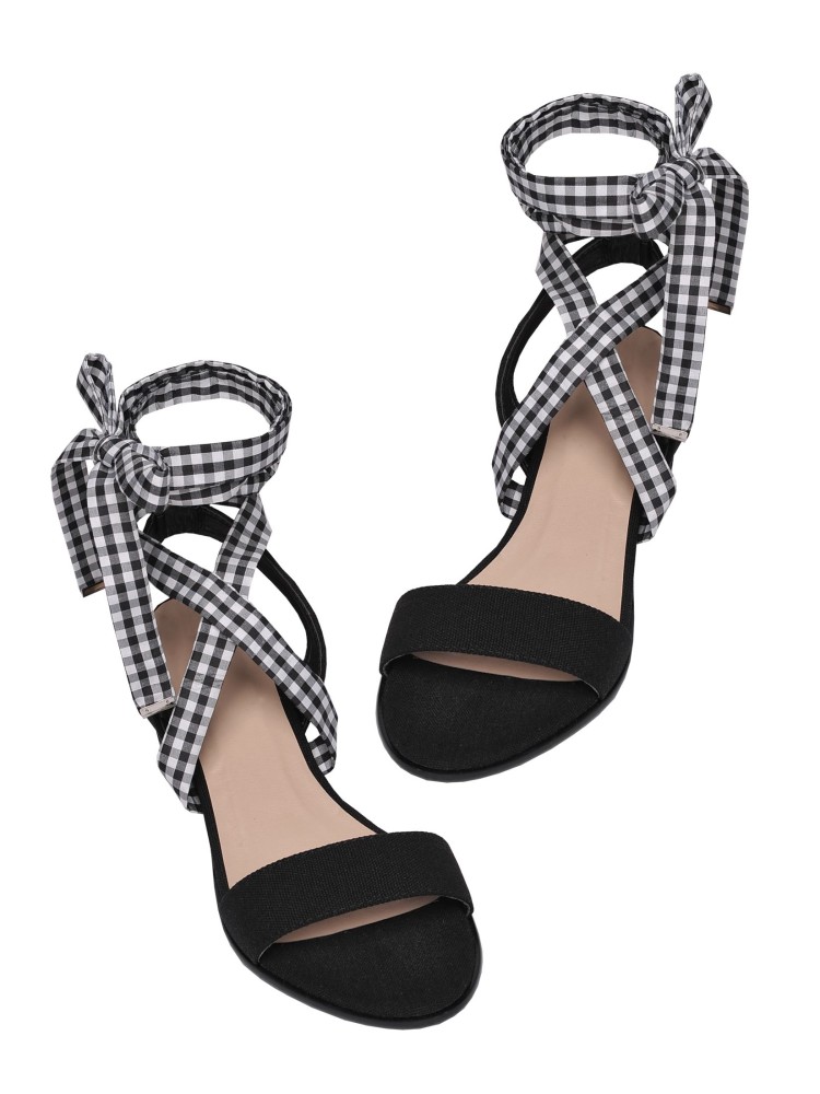 Buty na słupku z wiązaniem wokół kostki