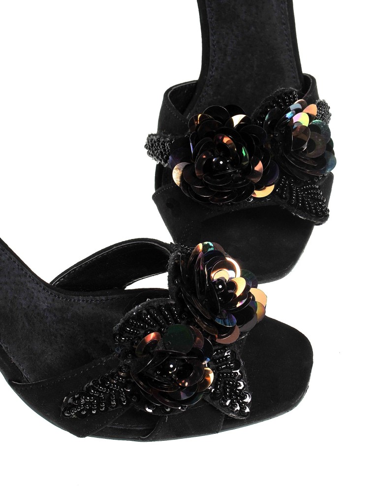 Wysokie szpilki z aplikacją