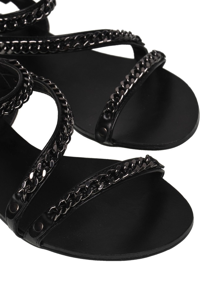Sandały damskie z ozdobnymi łańcuszkami