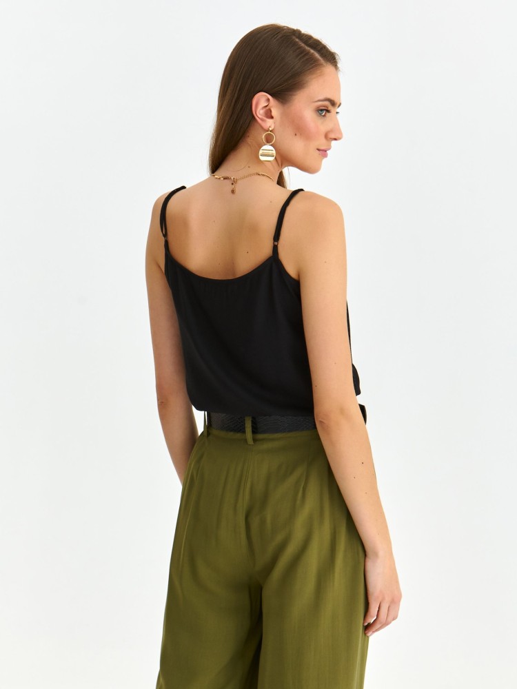 Czarny top na cienkich ramiączkach