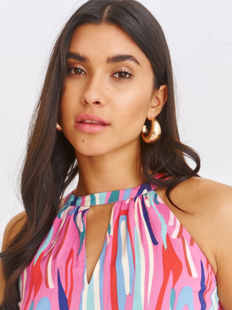 Buzka z dekoltem typu halter