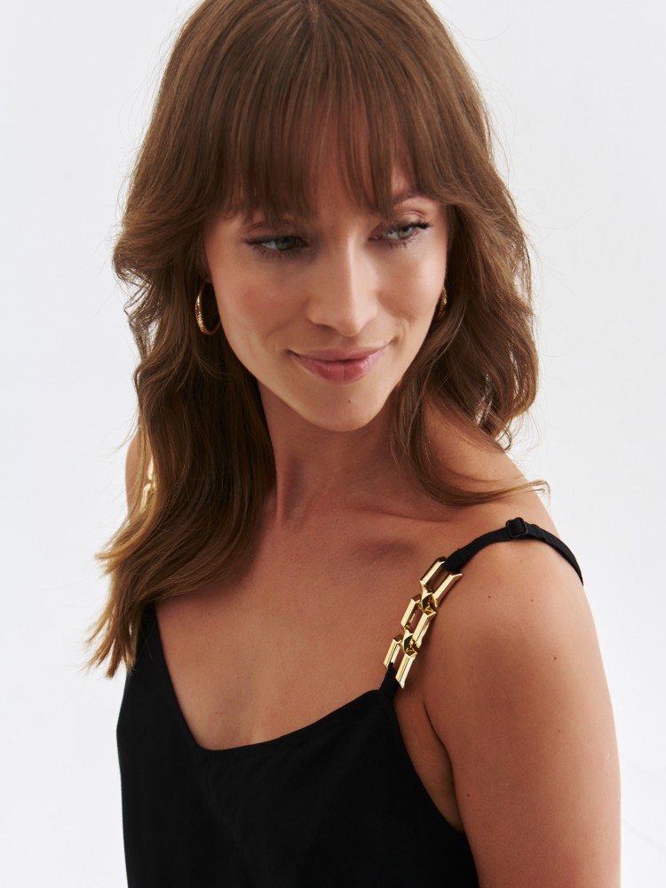 Bluzka na ramiączkach z ozdobnym łańcuchem