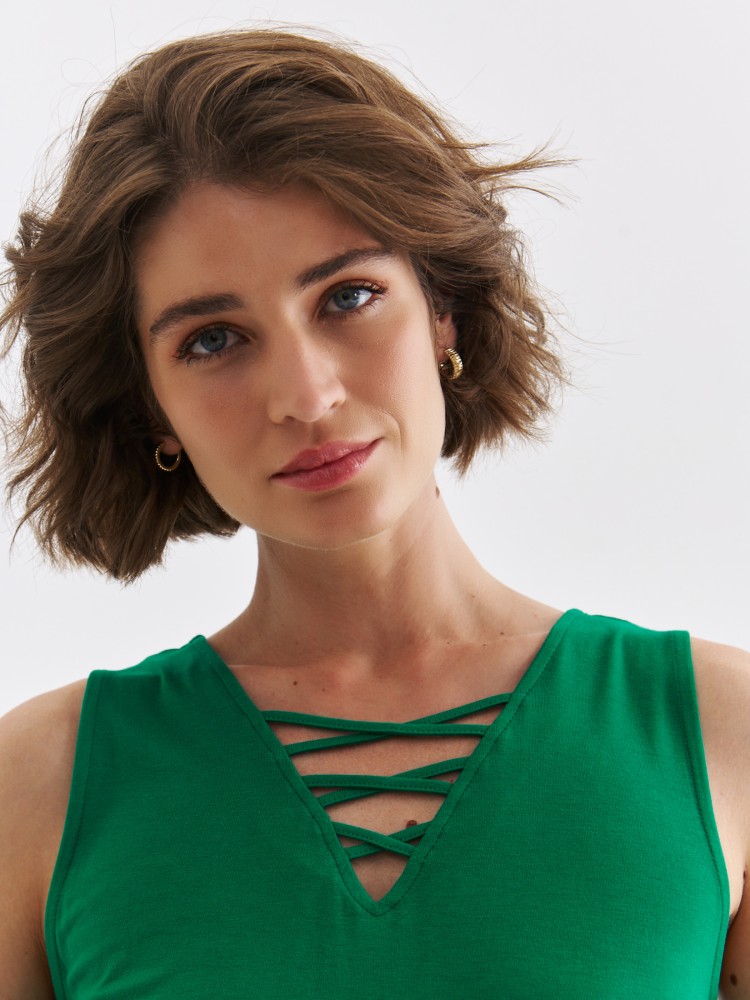 Zielona bluzka damska z ozdobnym dekoltem