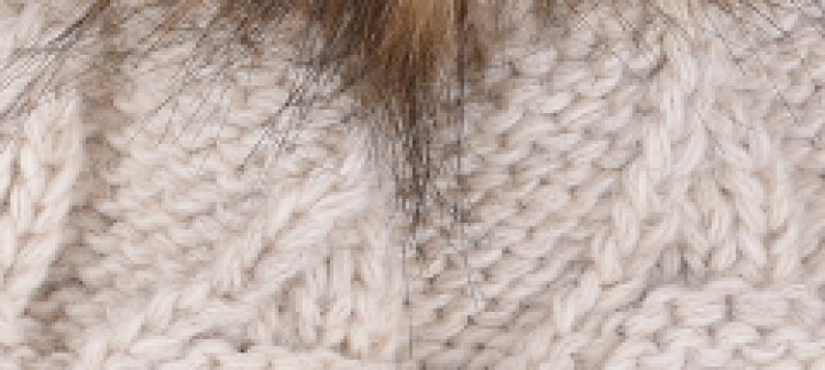 Czapka damska z pomponemczapka damska z pomponem