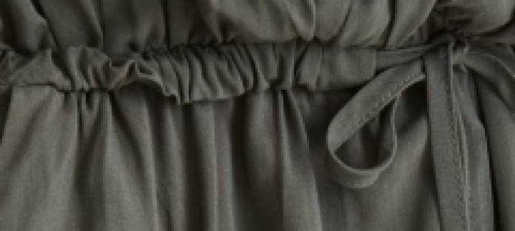 Krótki kombinezon damski ze ściągaczem w talii