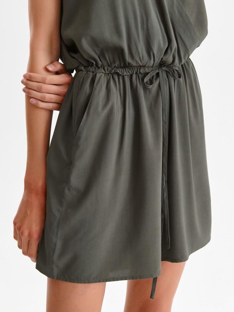 Krótki kombinezon damski ze ściągaczem w talii