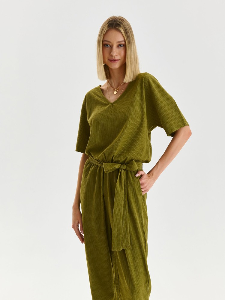 Kombinezon o luźnym kroju z wiązaniem w talii