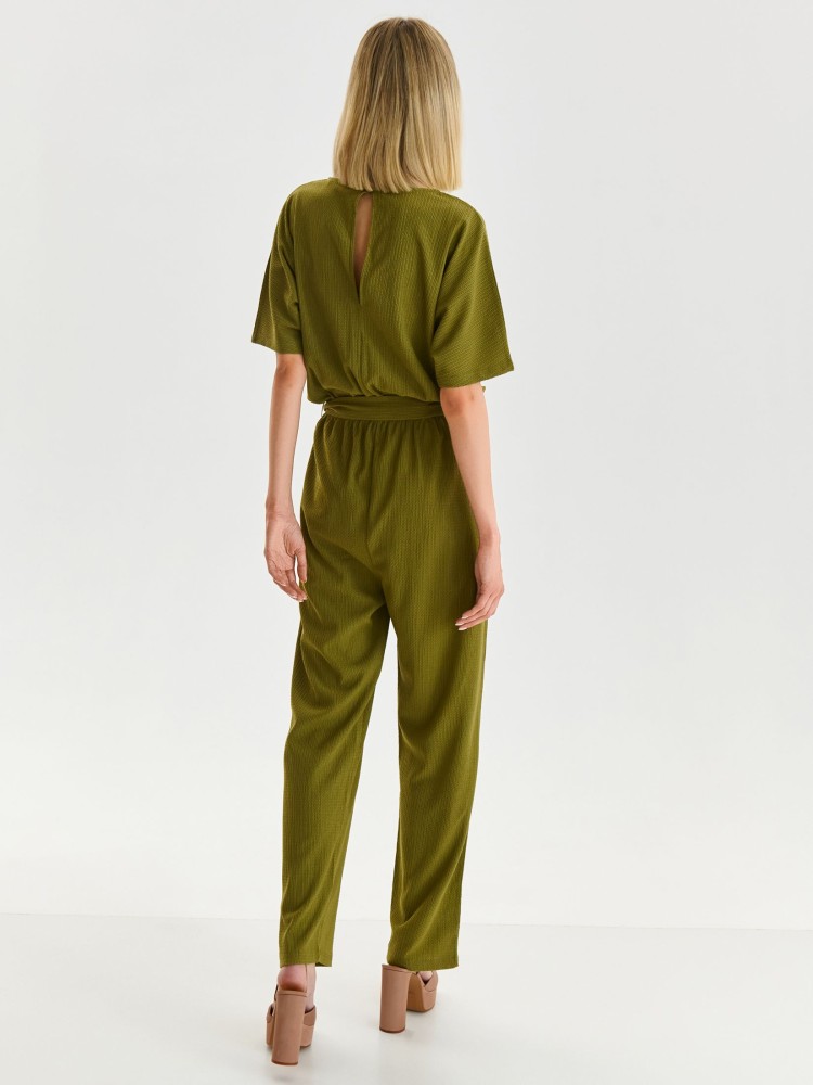 Kombinezon o luźnym kroju z wiązaniem w talii