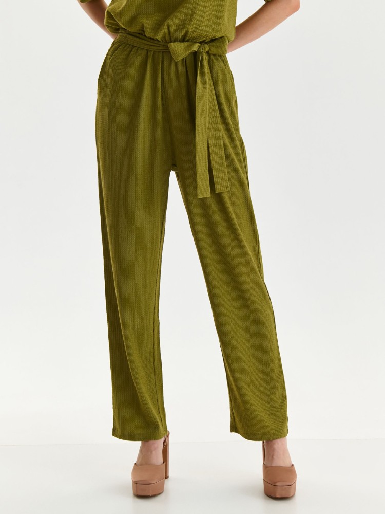 Kombinezon o luźnym kroju z wiązaniem w talii