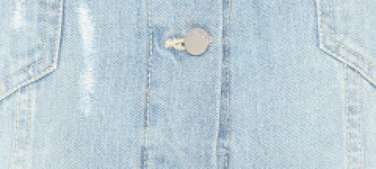 Luźna kurtka jeansowa z przetarciami