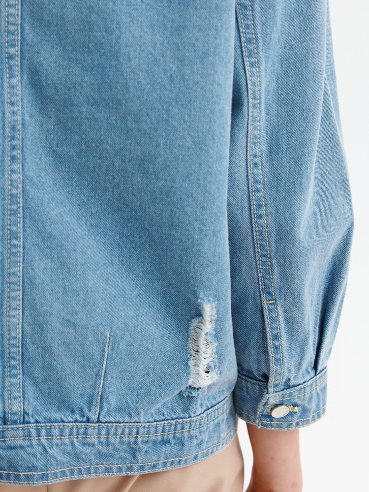 Luźna kurtka jeansowa z przetarciami