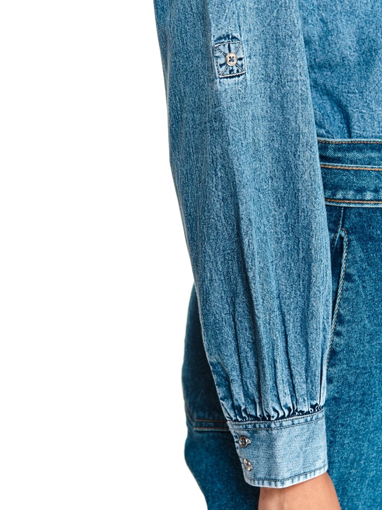 Jeansowa koszula z podwijanymi rękawami