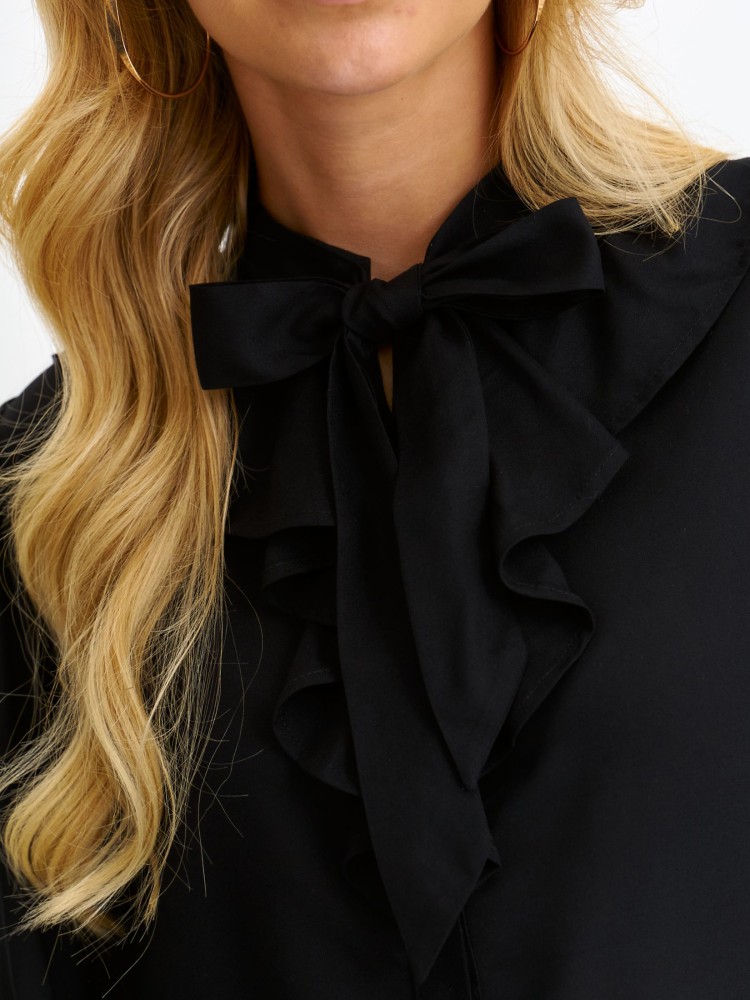 Elegancka koszula z falbaną i wiązaniem