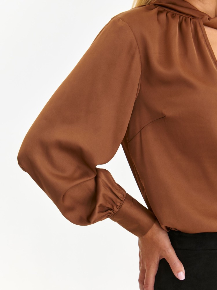 Brązowa koszula z bufiastymi rękawami i fantazyjnym dekoltem Brązowa koszula z bufiastymi rękawami i fantazyjnym dekoltem