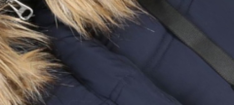 Długa pikowana kurtka z ozdobnymi taśmami