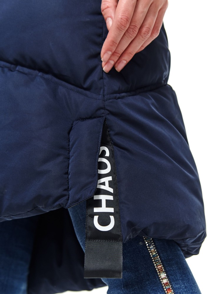 Długa pikowana kurtka z ozdobnymi taśmami