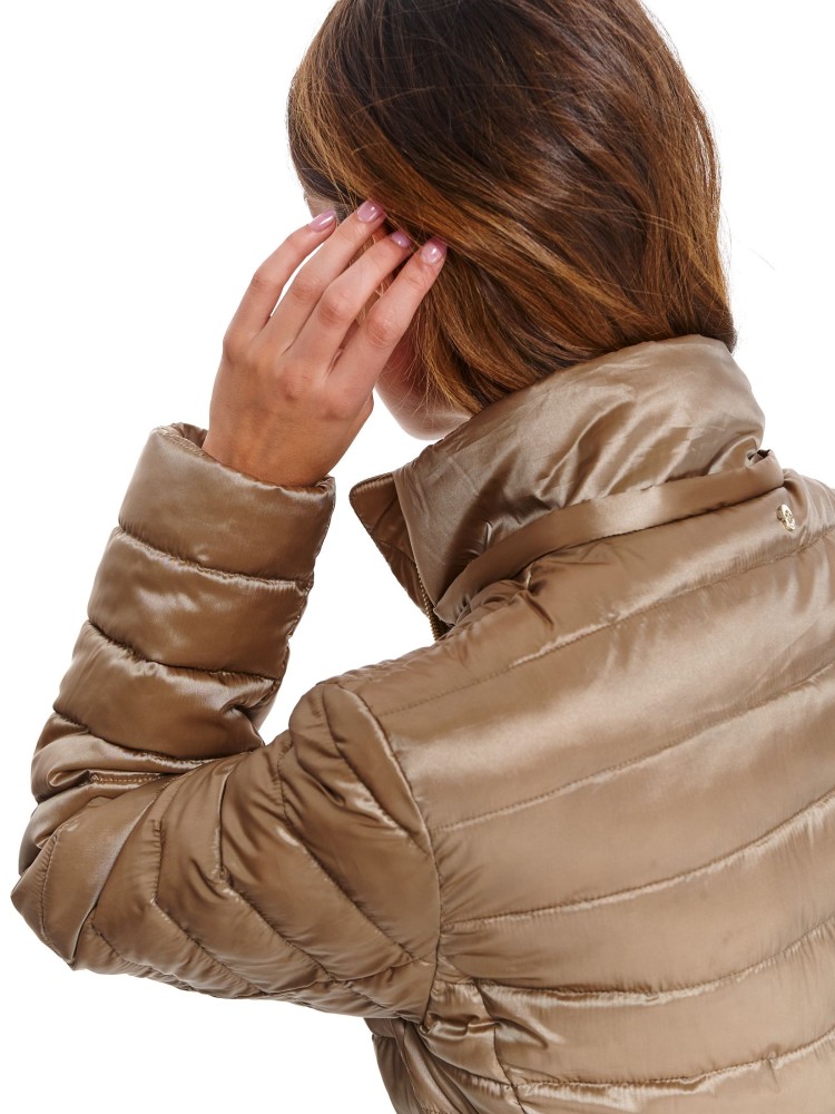 Puchowa kurtka z paskiem