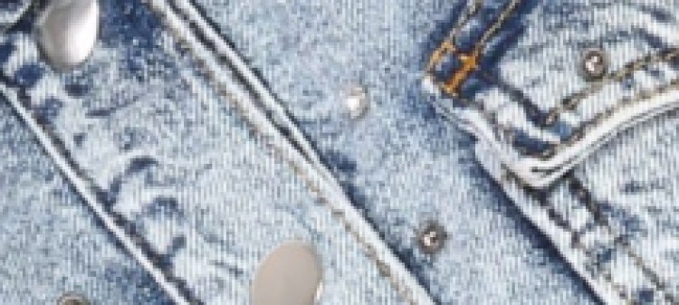 Jeansowa kurtka damska ozdobiona aplikacją