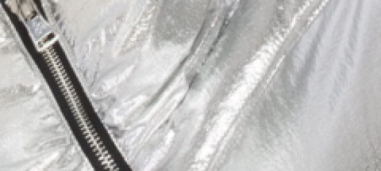 Krótka kurtka pikowana w srebrnym kolorze 