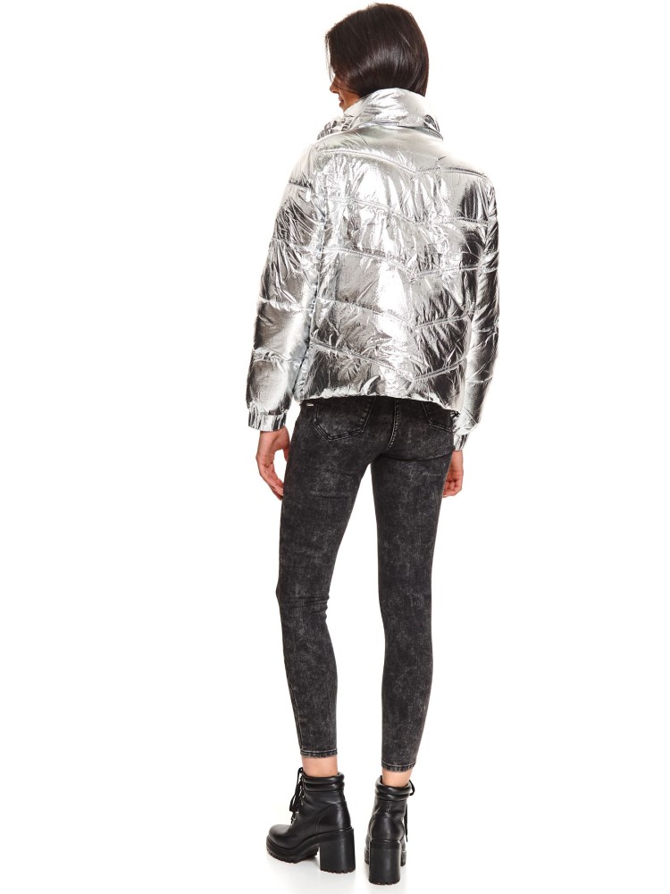 Krótka kurtka pikowana w srebrnym kolorze 