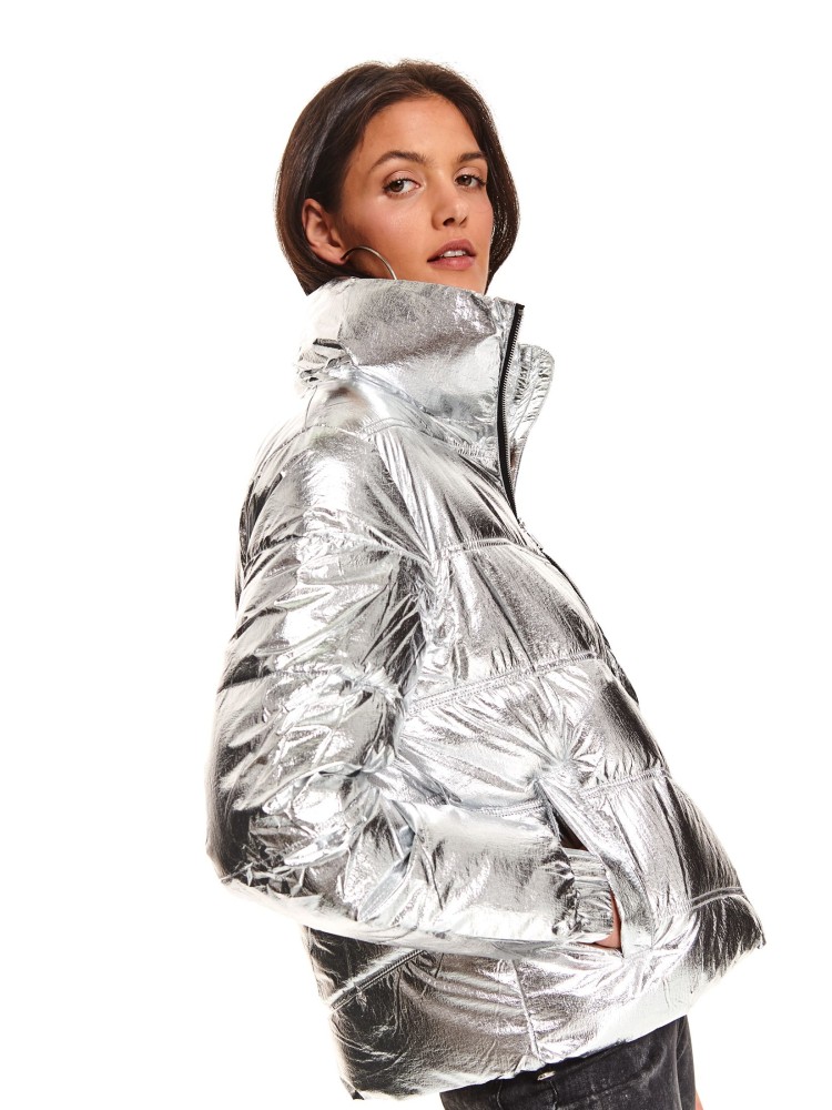 Krótka kurtka pikowana w srebrnym kolorze 