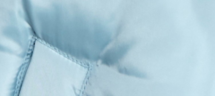 Pikowana kurtka z dekoracyjną taśmą