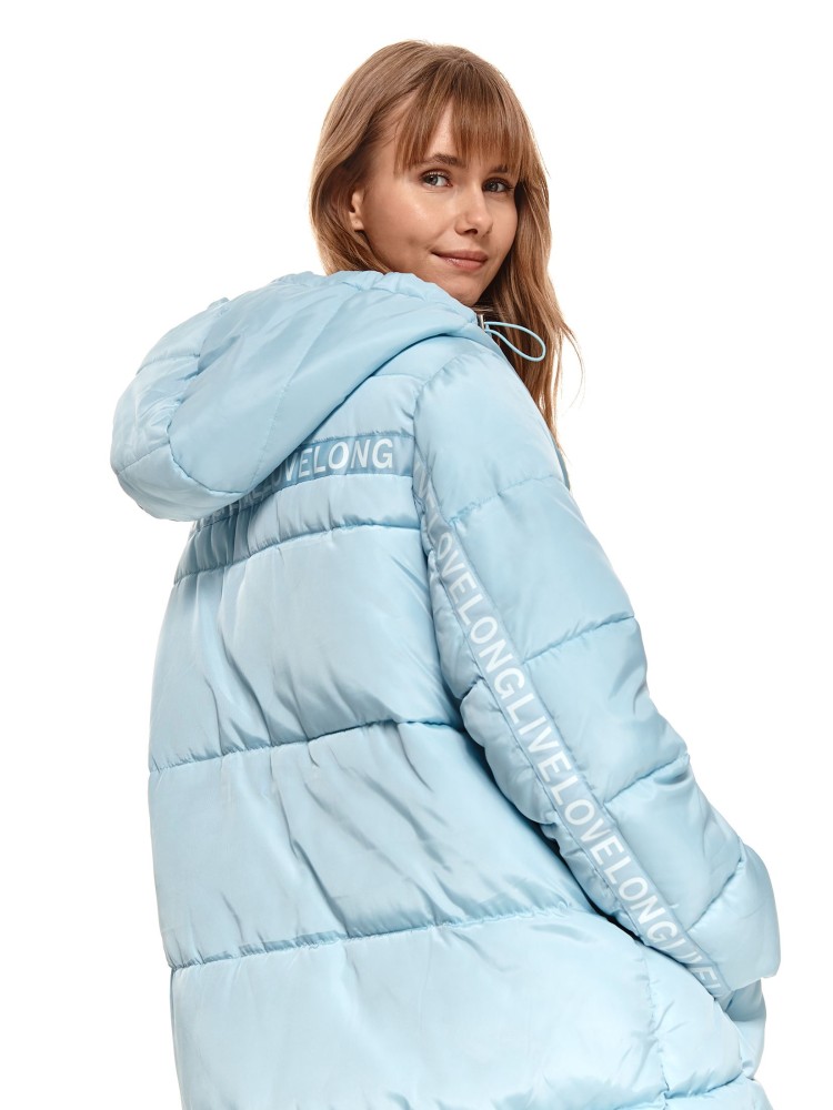 Pikowana kurtka z dekoracyjną taśmą