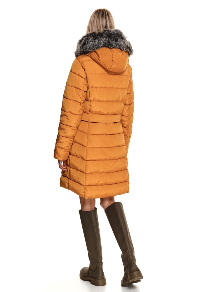 Pikowana kurtka z futerkiem przy kapturze Pikowana kurtka z futerkiem przy kapturze