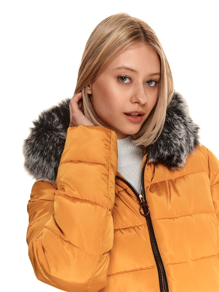 Pikowana kurtka z futerkiem przy kapturze Pikowana kurtka z futerkiem przy kapturze