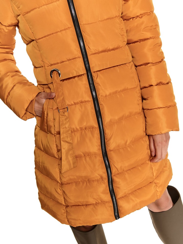 Pikowana kurtka z futerkiem przy kapturze Pikowana kurtka z futerkiem przy kapturze