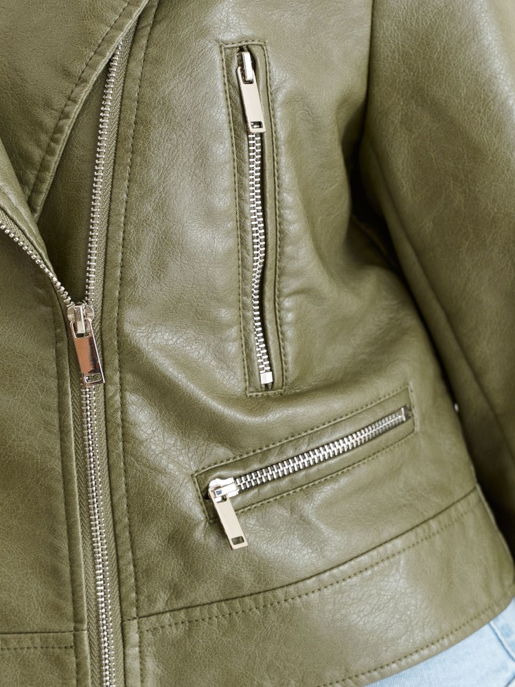 Krótka kurtka z imitacji skóry