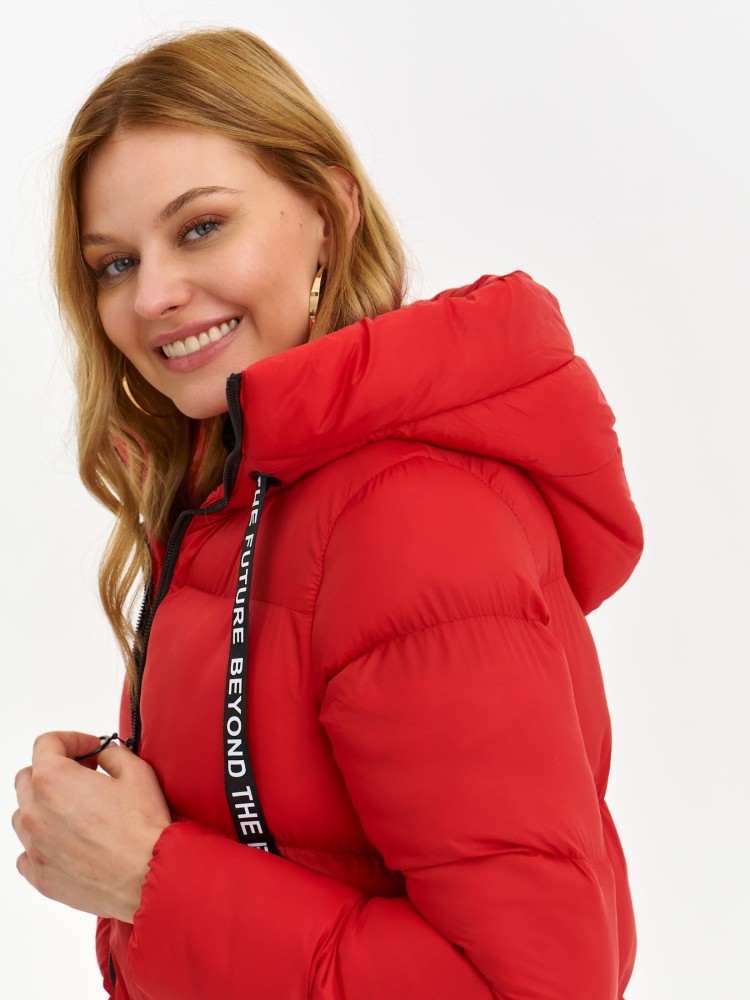 Krótka kurtka z kapturem, wykoĺczona ozdobnymi taśmami