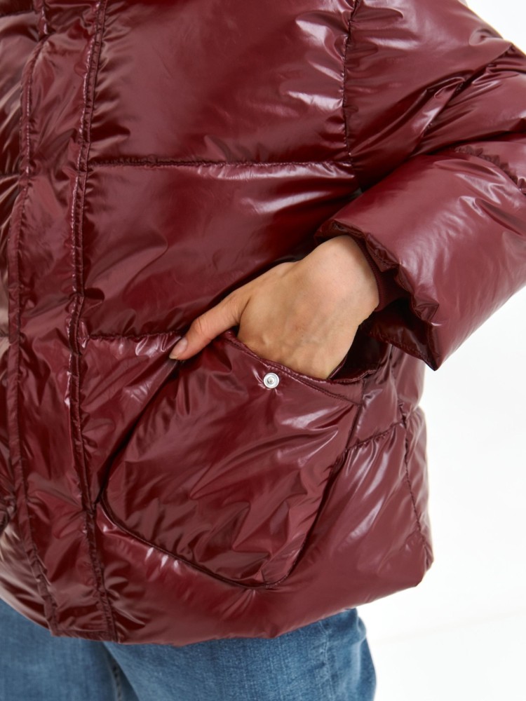 Błyszcząca kurtka z wysoką stójką i naszywanymi kieszeniami