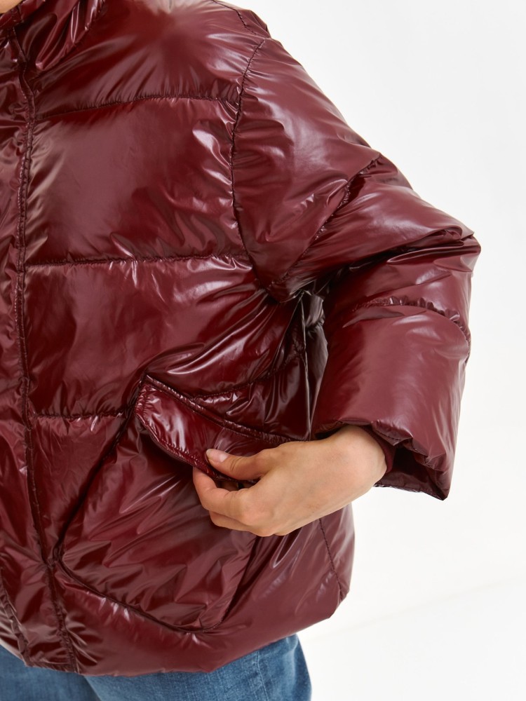 Błyszcząca kurtka z wysoką stójką i naszywanymi kieszeniami