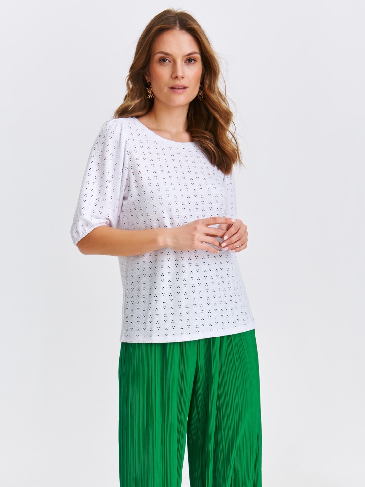 Luźna biała bluzka damska z ażurowym haftem Luźna biała bluzka damska z ażurowym haftem