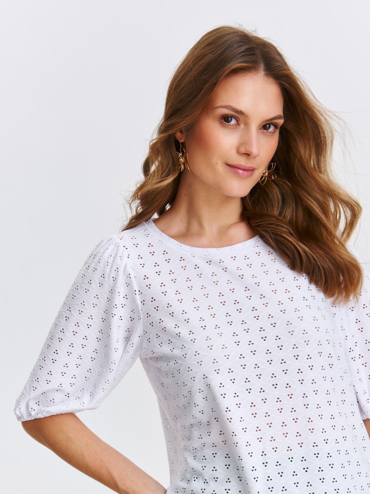 Luźna biała bluzka damska z ażurowym haftem Luźna biała bluzka damska z ażurowym haftem