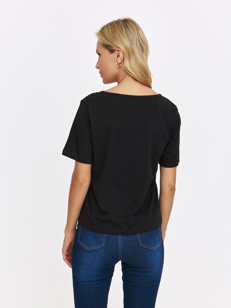 Czarny T-shirt o luźnym fasonie z błyszczącymi dżetami Czarny T-shirt o luźnym fasonie z błyszczącymi dżetami