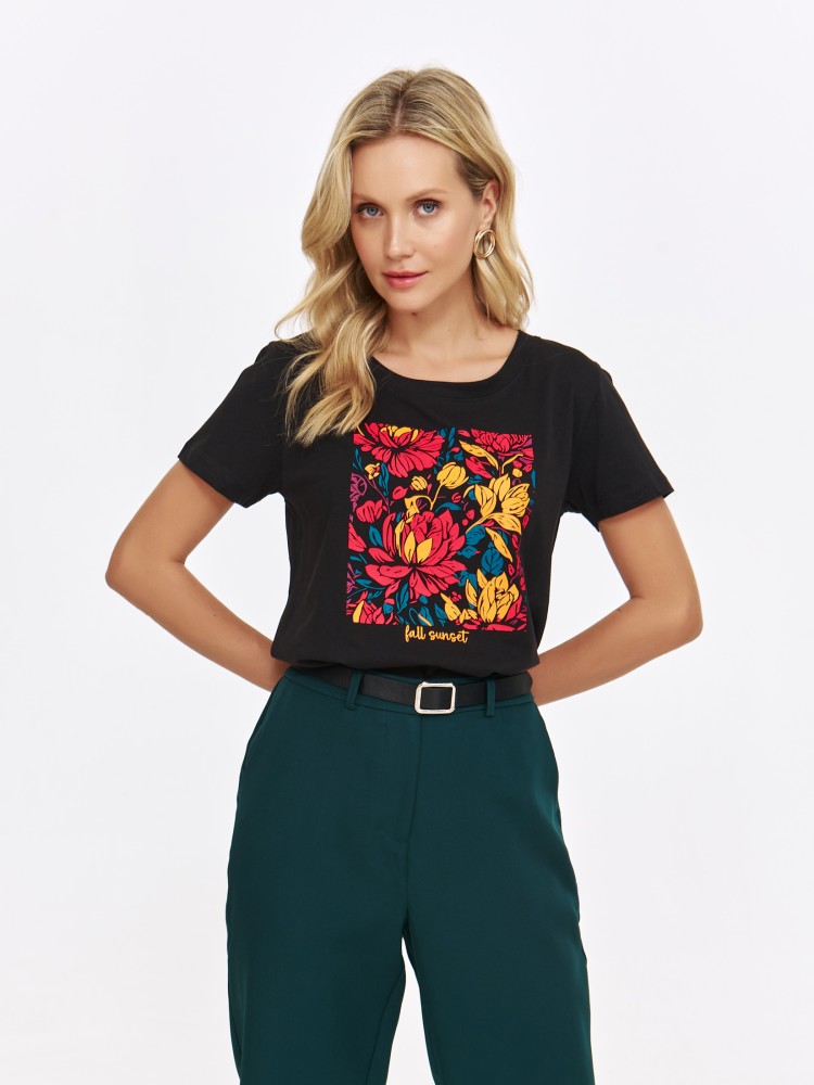 Czarny t-shirt z kolorowym kwiatowym nadrukiem Czarny t-shirt z kolorowym kwiatowym nadrukiem