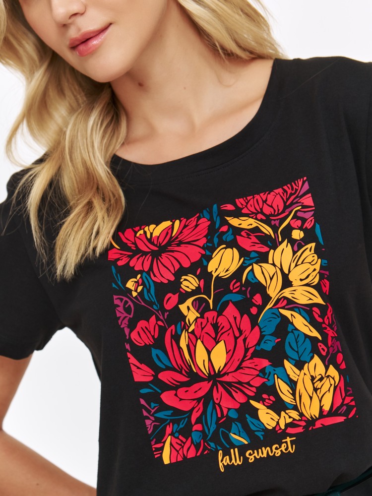 Czarny t-shirt z kolorowym kwiatowym nadrukiem Czarny t-shirt z kolorowym kwiatowym nadrukiem