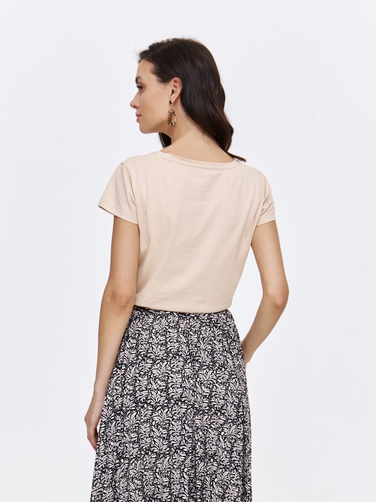 Beżowy t-shirt z nadrukiem 