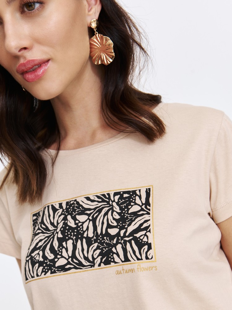 Beżowy t-shirt z nadrukiem 