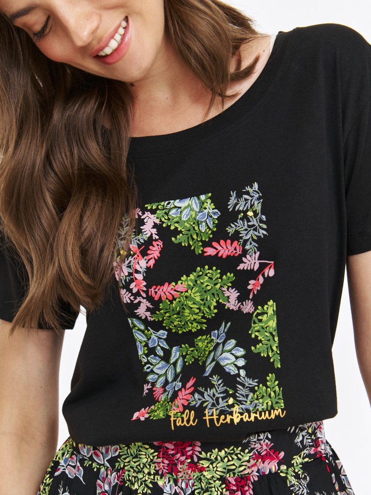 T-shirt z kwiatowym nadrukiem T-shirt z kwiatowym nadrukiem