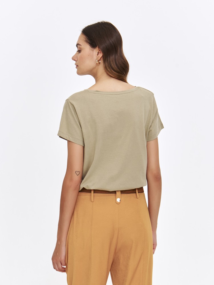 Beżowy t-shirt z delikatnym napisem Beżowy t-shirt z delikatnym napisem